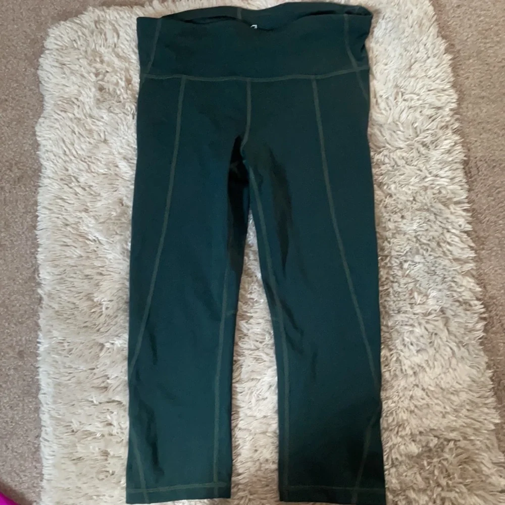 Gap size small petite workout leggings in green